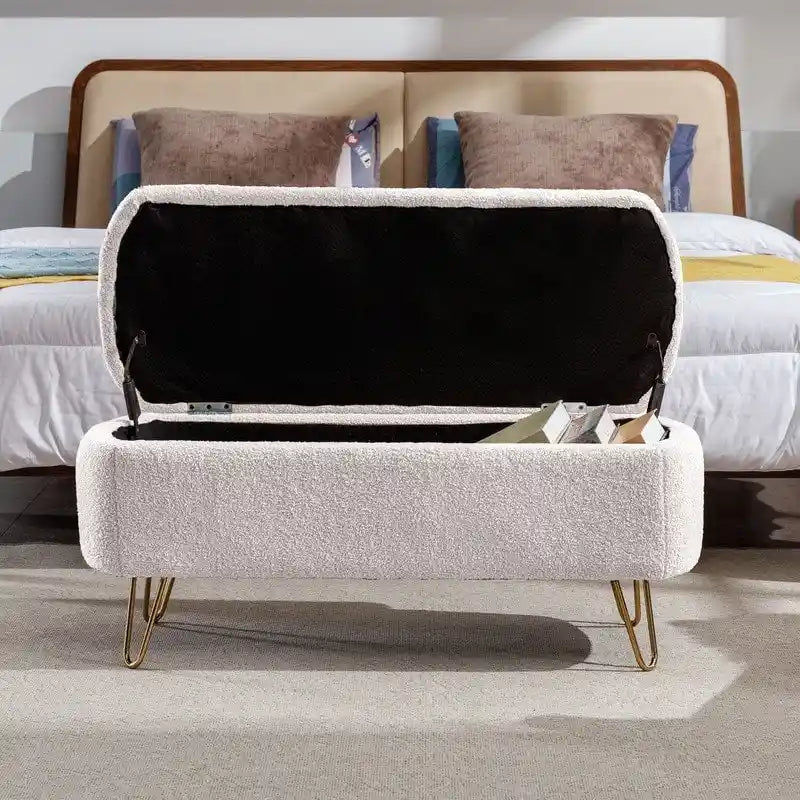 39 Stauraumbank aus weißem Bouclé für Wohn- und Schlafzimmer, Stauraumbank aus Sherpa-Stoff mit Fußablage fürs Schlafzimmer, oval, mit goldenen Beinen