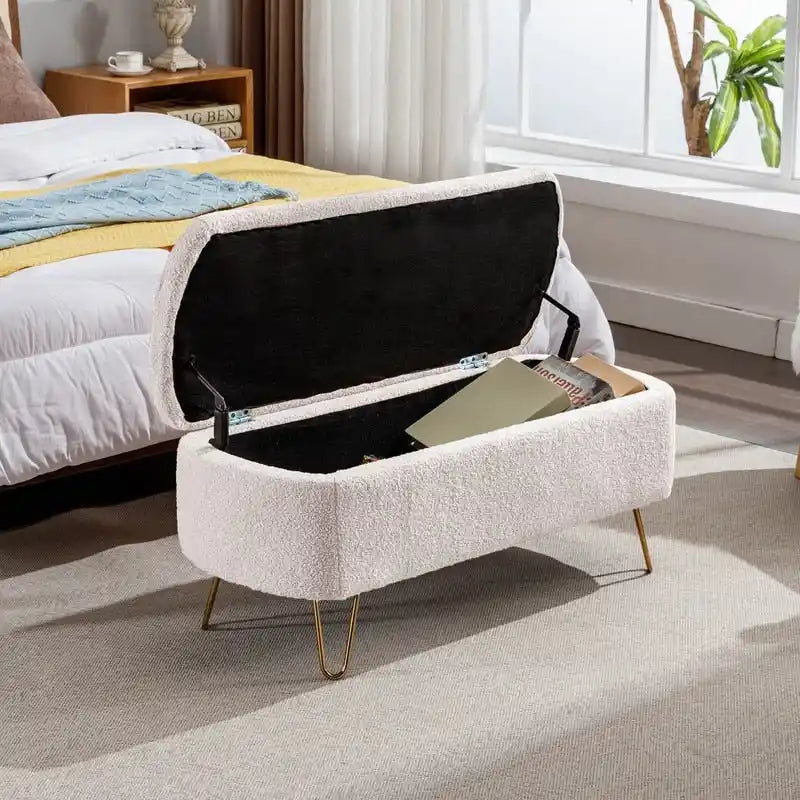 39 Stauraumbank aus weißem Bouclé für Wohn- und Schlafzimmer, Stauraumbank aus Sherpa-Stoff mit Fußablage fürs Schlafzimmer, oval, mit goldenen Beinen