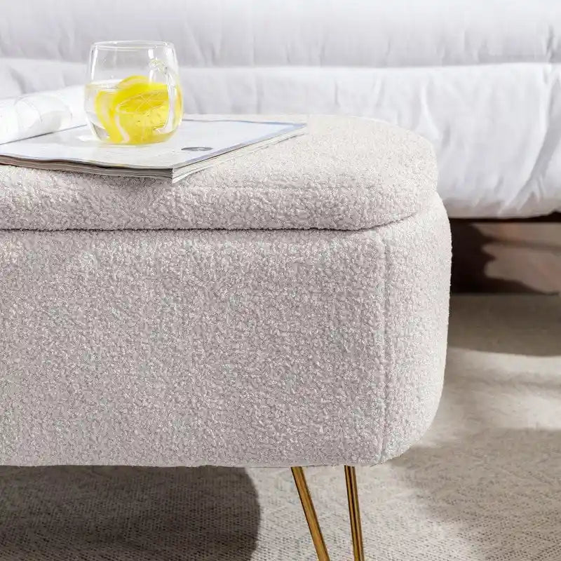 39 Stauraumbank aus weißem Bouclé für Wohn- und Schlafzimmer, Stauraumbank aus Sherpa-Stoff mit Fußablage fürs Schlafzimmer, oval, mit goldenen Beinen