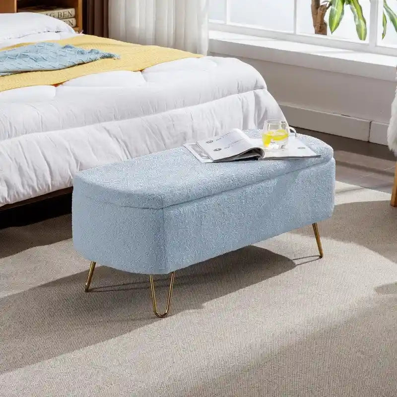39 Stauraumbank aus weißem Bouclé für Wohn- und Schlafzimmer, Stauraumbank aus Sherpa-Stoff mit Fußablage fürs Schlafzimmer, oval, mit goldenen Beinen