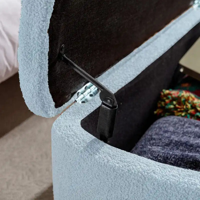 39 Stauraumbank aus weißem Bouclé für Wohn- und Schlafzimmer, Stauraumbank aus Sherpa-Stoff mit Fußablage fürs Schlafzimmer, oval, mit goldenen Beinen