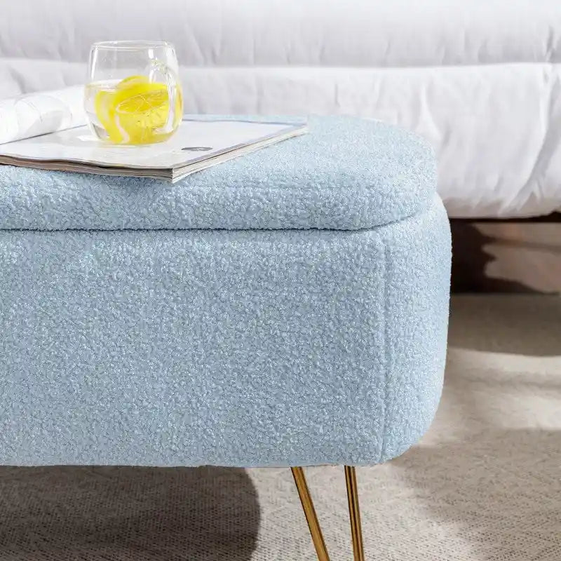 39 Stauraumbank aus weißem Bouclé für Wohn- und Schlafzimmer, Stauraumbank aus Sherpa-Stoff mit Fußablage fürs Schlafzimmer, oval, mit goldenen Beinen