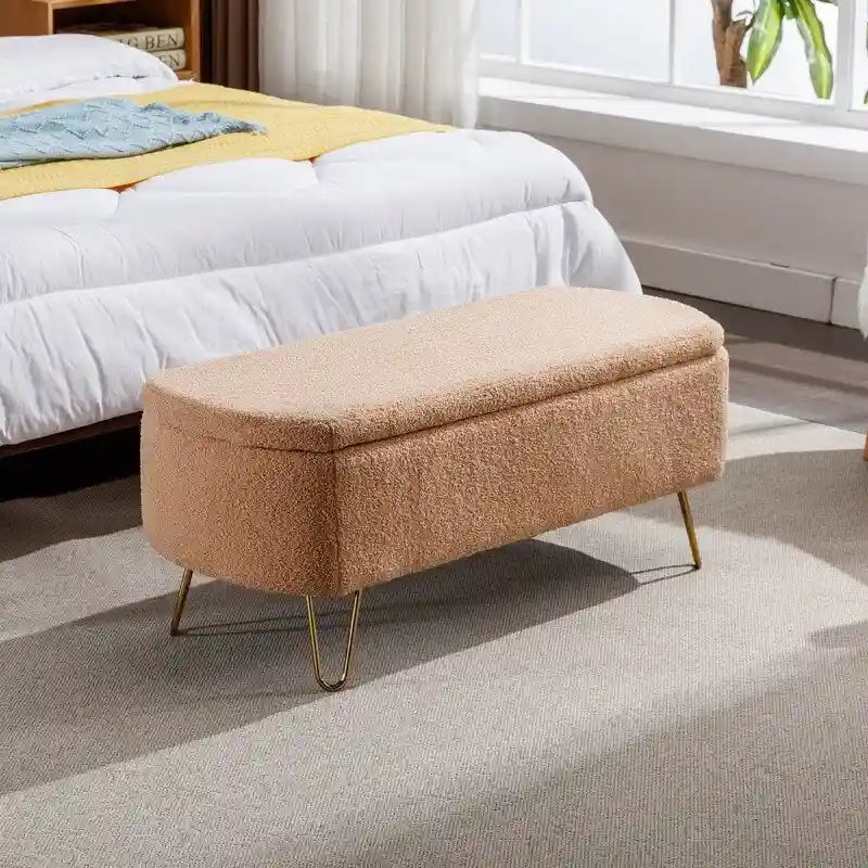 39 Stauraumbank aus weißem Bouclé für Wohn- und Schlafzimmer, Stauraumbank aus Sherpa-Stoff mit Fußablage fürs Schlafzimmer, oval, mit goldenen Beinen