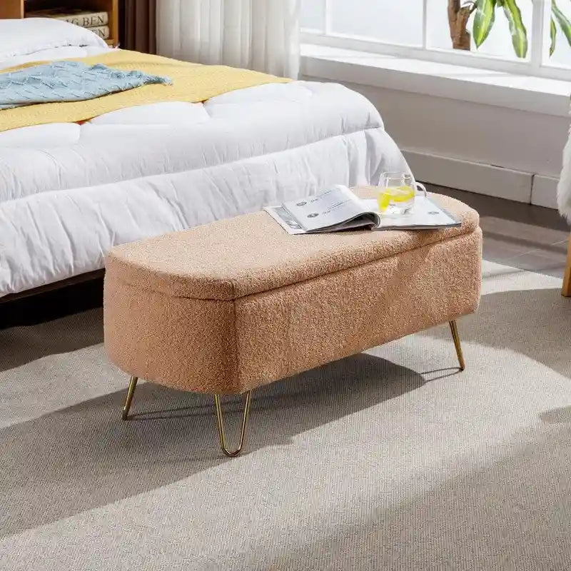 39 Stauraumbank aus weißem Bouclé für Wohn- und Schlafzimmer, Stauraumbank aus Sherpa-Stoff mit Fußablage fürs Schlafzimmer, oval, mit goldenen Beinen