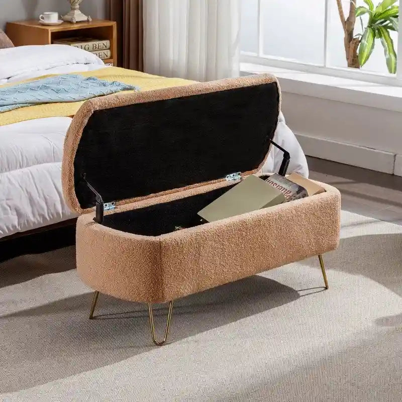 39 Stauraumbank aus weißem Bouclé für Wohn- und Schlafzimmer, Stauraumbank aus Sherpa-Stoff mit Fußablage fürs Schlafzimmer, oval, mit goldenen Beinen