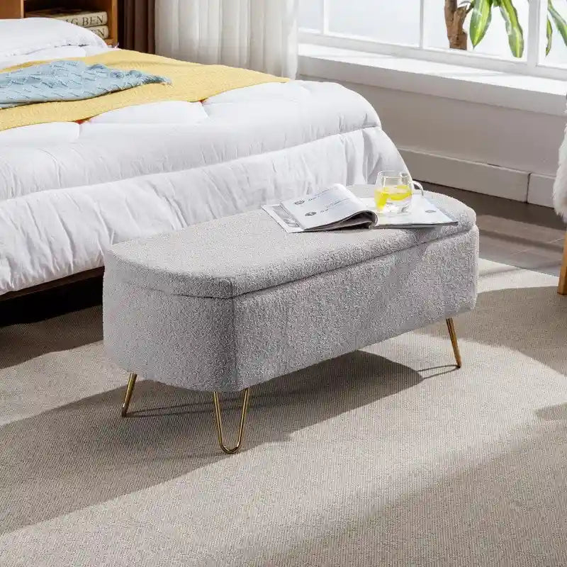 39 Stauraumbank aus weißem Bouclé für Wohn- und Schlafzimmer, Stauraumbank aus Sherpa-Stoff mit Fußablage fürs Schlafzimmer, oval, mit goldenen Beinen