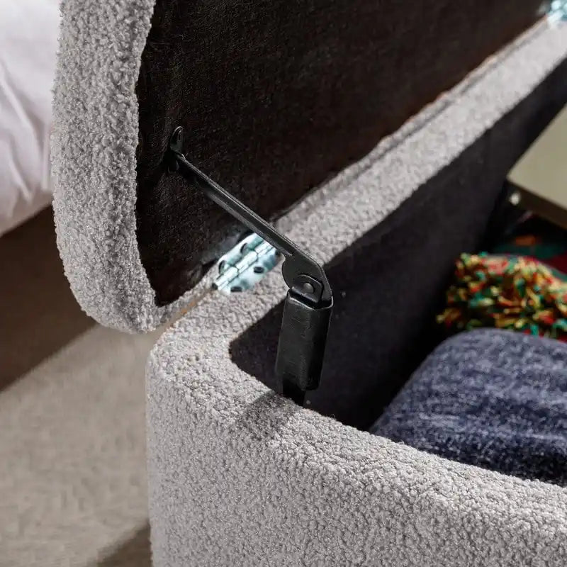 39 Stauraumbank aus weißem Bouclé für Wohn- und Schlafzimmer, Stauraumbank aus Sherpa-Stoff mit Fußablage fürs Schlafzimmer, oval, mit goldenen Beinen
