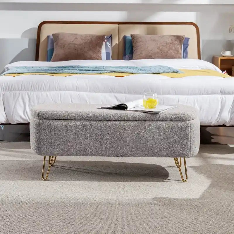 39 Stauraumbank aus weißem Bouclé für Wohn- und Schlafzimmer, Stauraumbank aus Sherpa-Stoff mit Fußablage fürs Schlafzimmer, oval, mit goldenen Beinen
