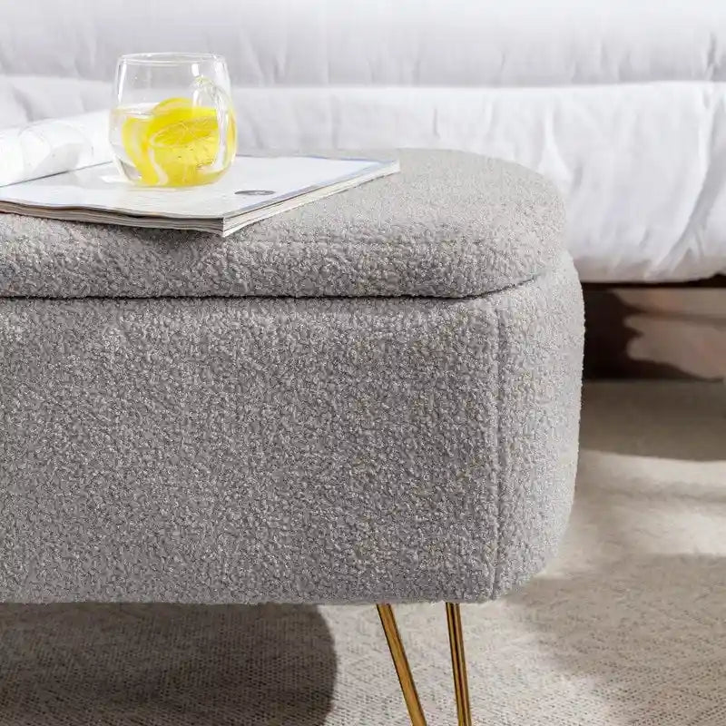 39 Stauraumbank aus weißem Bouclé für Wohn- und Schlafzimmer, Stauraumbank aus Sherpa-Stoff mit Fußablage fürs Schlafzimmer, oval, mit goldenen Beinen