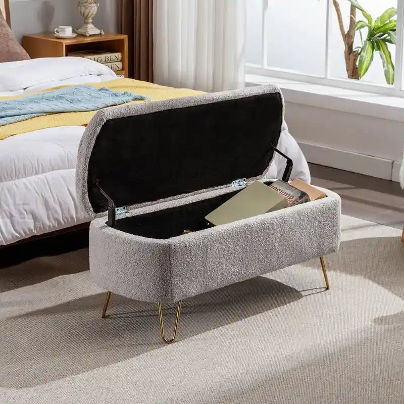 39 Stauraumbank aus weißem Bouclé für Wohn- und Schlafzimmer, Stauraumbank aus Sherpa-Stoff mit Fußablage fürs Schlafzimmer, oval, mit goldenen Beinen