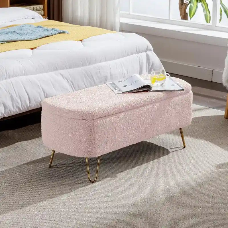 39 Stauraumbank aus weißem Bouclé für Wohn- und Schlafzimmer, Stauraumbank aus Sherpa-Stoff mit Fußablage fürs Schlafzimmer, oval, mit goldenen Beinen