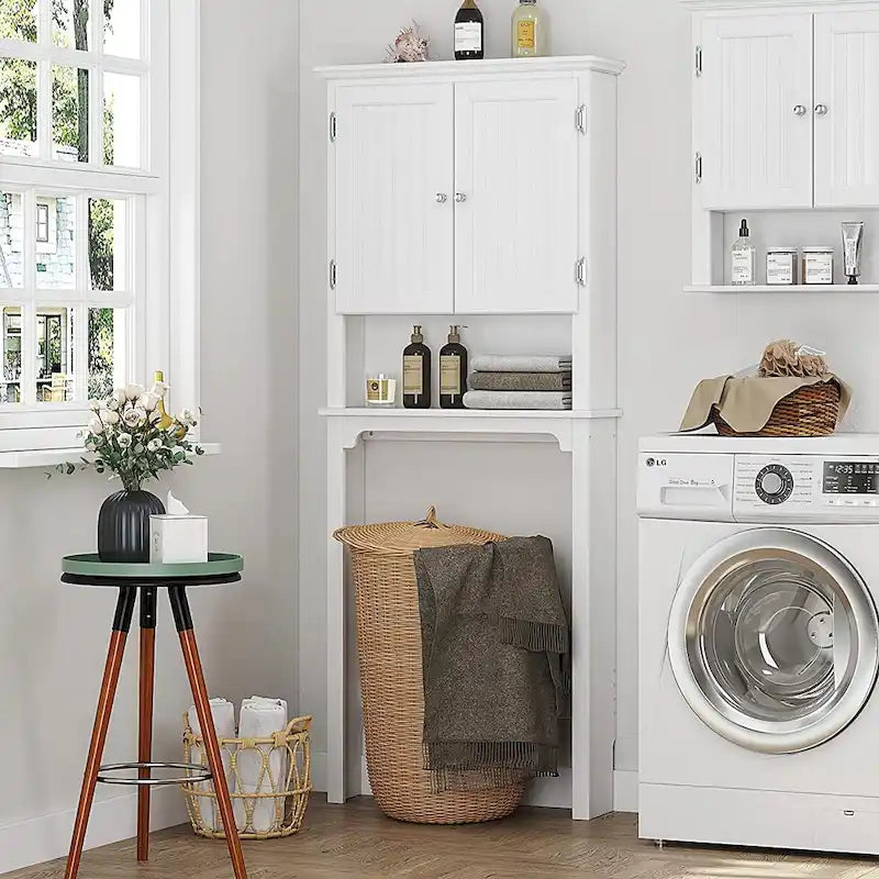 Badezimmerschrank über der Toilette mit verstellbaren Einlegeböden und Doppeltüren