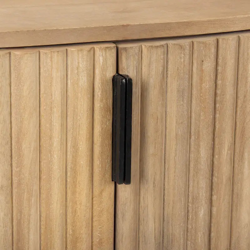 Akzentschrank aus hellbraunem Massivholz