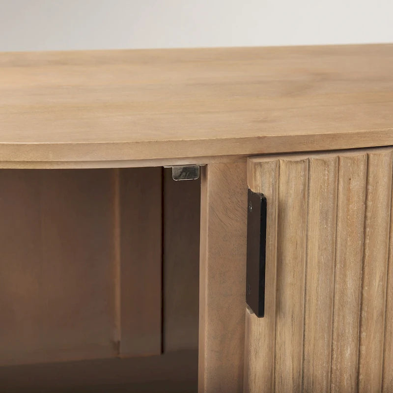 Akzentschrank aus hellbraunem Massivholz