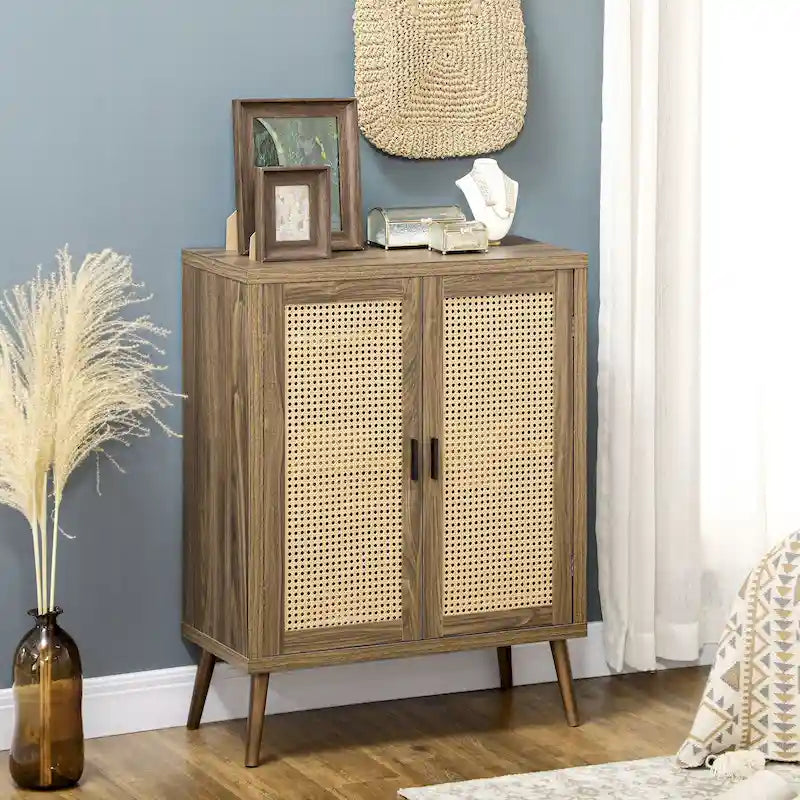 Aparador con puertas decoradas con ratán