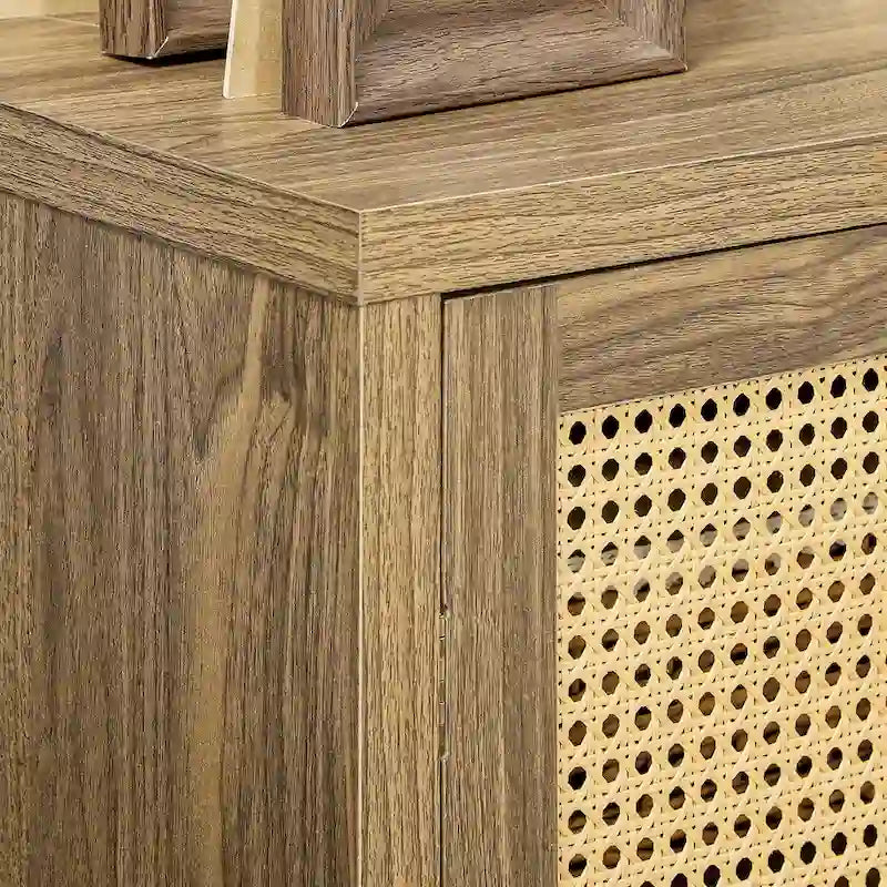 Aparador con puertas decoradas con ratán