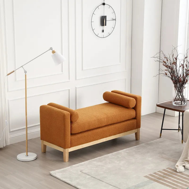 Gepolsterte Sitzbank mit Holzbeinen und Nackenrollen