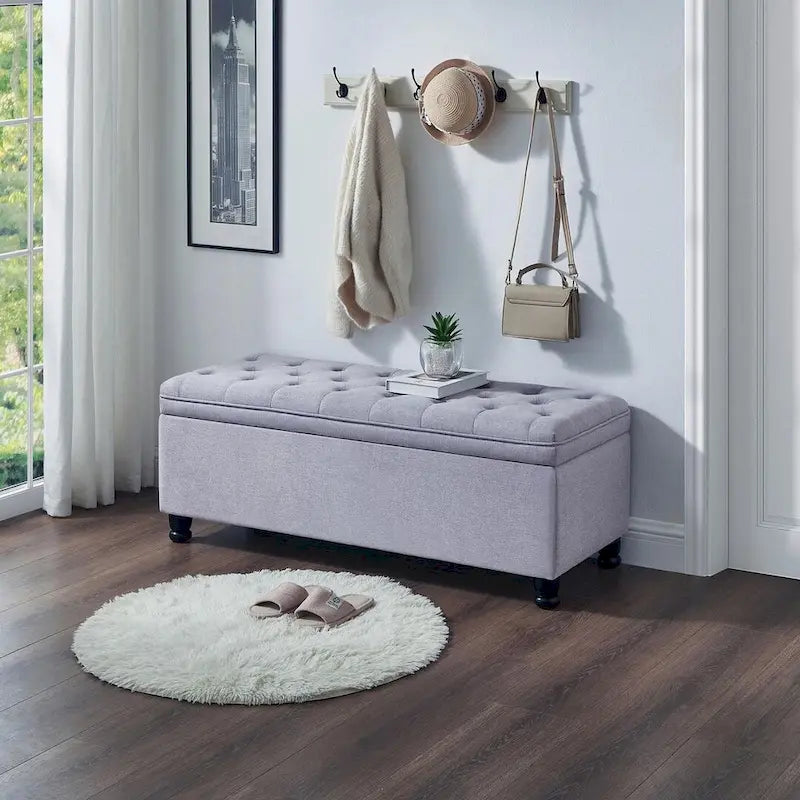 Stauraumhocker aus Leinenstoff mit Beinen aus gedrechseltem Holz