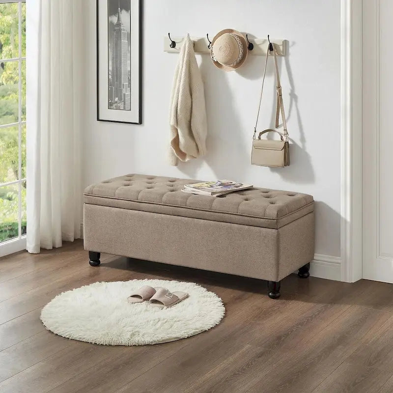 Stauraumhocker aus Leinenstoff mit Beinen aus gedrechseltem Holz