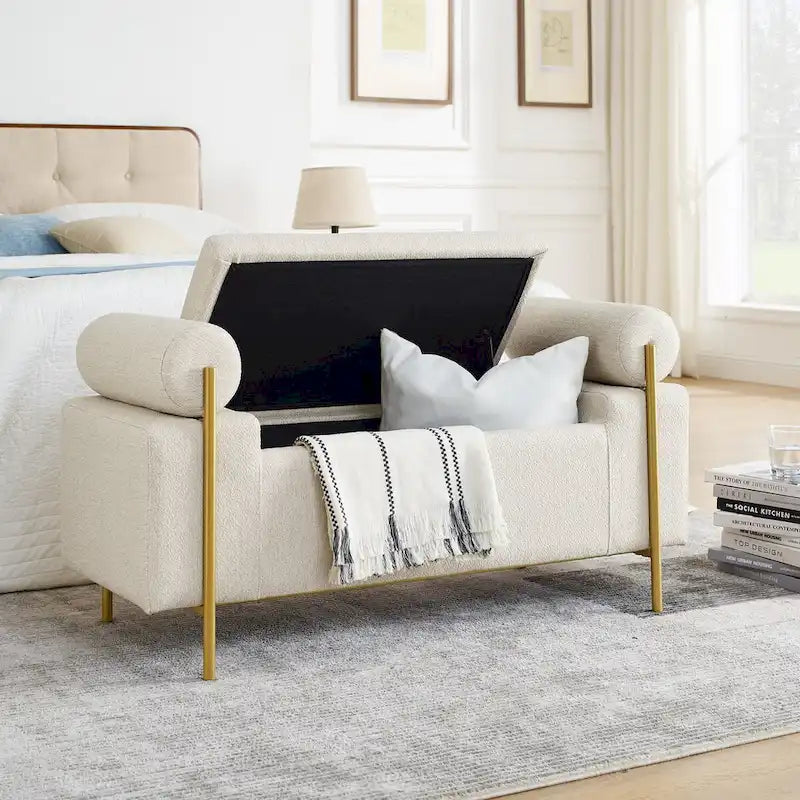 Elegante banco de almacenaje tapizado en lino con brazos cilíndricos y patas de hierro para recibidor, sala de estar o dormitorio, beige