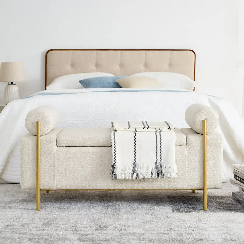 Elegante banco de almacenaje tapizado en lino con brazos cilíndricos y patas de hierro para recibidor, sala de estar o dormitorio, beige