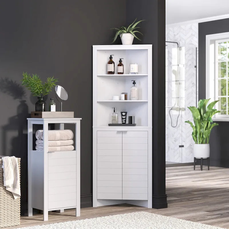 Hoher Badezimmereckschrank mit offenen Regalen